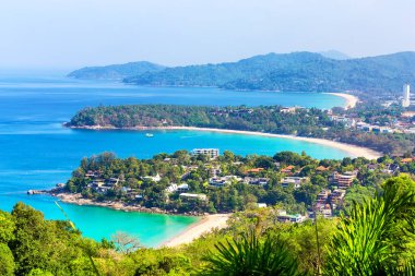 Yüksek bakış açısından güzel turkuaz deniz ve mavi gökyüzü. 