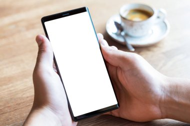 Cep telefonu tutan adamın ellerini yakın. 