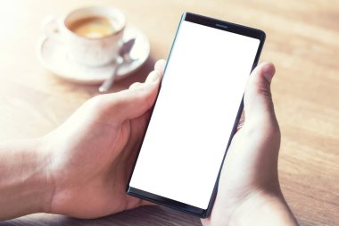 Cep telefonu tutan adamın ellerini yakın. 