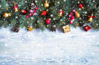 Oyuncaklar ile Noel köknar ağacı dalları.