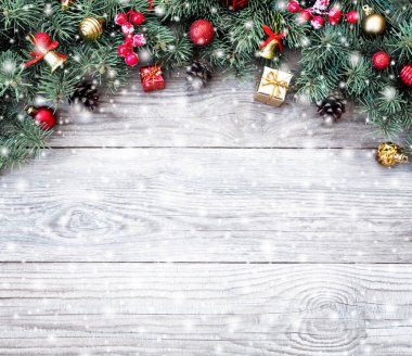 Oyuncaklar ile Noel köknar ağacı dalları 