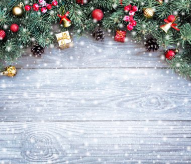 Oyuncaklar ile Noel köknar ağacı dalları 