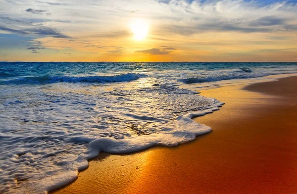 Landschaft des schönen tropischen Strandes im Sonnenuntergang. — Stockfoto
