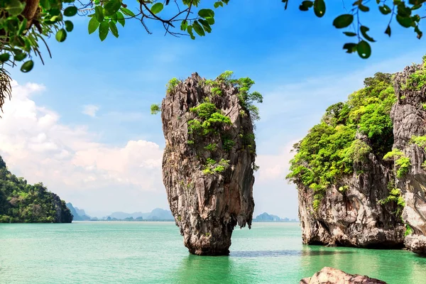 Famous James Bond island near Phuket in Thailand — Stock Photo, Image