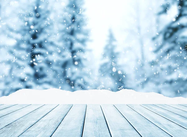 Trä bordsskiva på vinter soligt landskap med granar. — Stockfoto