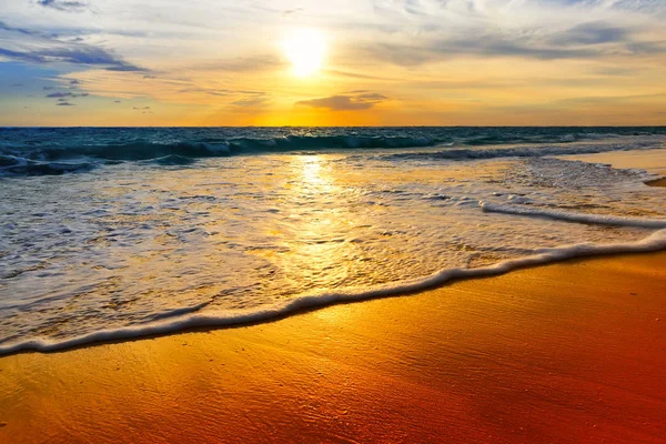Paradise tropical island beach in sunrise. — Stock Photo, Image