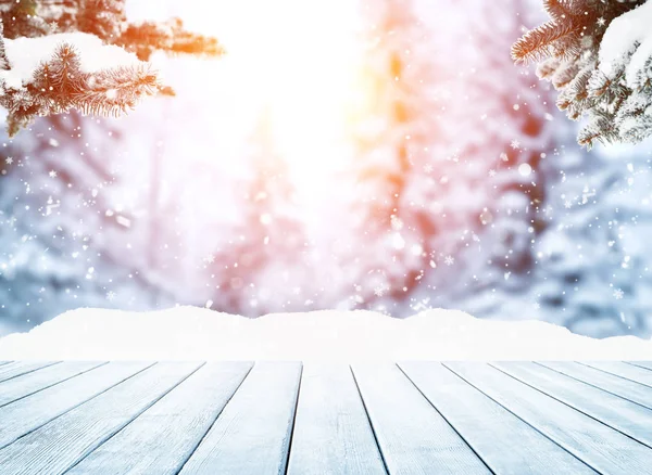 Tampo de mesa de madeira no inverno paisagem ensolarada com abetos . — Fotografia de Stock