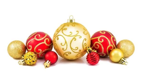 Bolas de Navidad rojas y doradas sobre un fondo blanco . — Foto de Stock