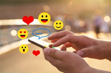 Adam cep telefonunu açık havada kullanıyor, kapatın. Klasik ton filtre efekti renk biçimi.