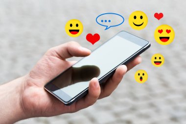 Adam cep telefonunu açık havada kullanıyor, kapat..