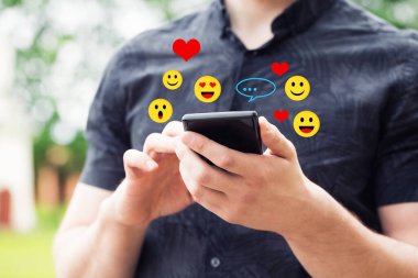 Akıllı cep telefonu kullanan adam, kapat. Elinde cep telefonu tutan genç adam..