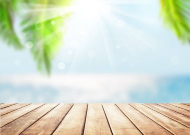 Mavi denizin üstündeki tahta masa ve beyaz kumsal arka planı. Mavi gökyüzüne karşı hindistan cevizi palmiyesi ağaçları ve Dominik Cumhuriyeti, Punta Cana 'da güzel plajlar. Tatil tatili arka plan duvar kâğıdı.