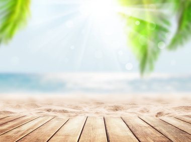 Mavi denizin üstündeki tahta masa ve beyaz kumsal arka planı. Mavi gökyüzüne karşı hindistan cevizi palmiyesi ağaçları ve Dominik Cumhuriyeti, Punta Cana 'da güzel plajlar. Tatil tatili arka plan duvar kâğıdı.
