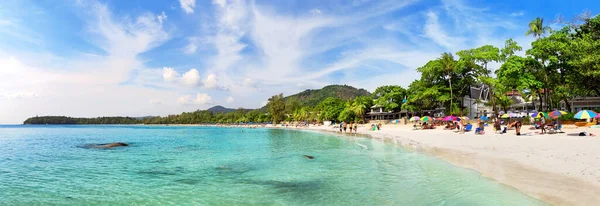 热带海滩景观全景 美丽的绿松石海浪与白色沙滩和椰子树 Kata Karon Beach Phuket Thailand — 图库照片