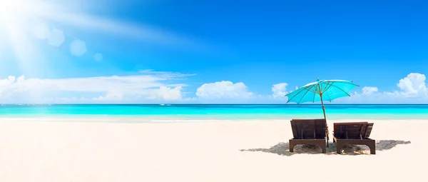 Καρέκλες Παραλίας Ομπρέλα Και Όμορφη Αμμουδιά Στην Punta Cana Δομινικανή — Φωτογραφία Αρχείου