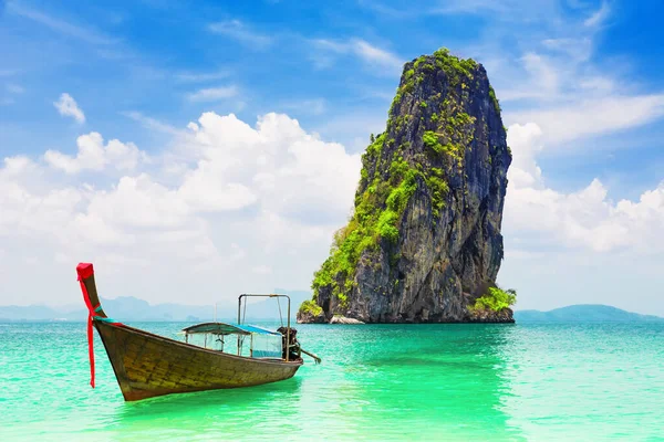 タイの伝統的な木製のロングテールボートとクラビ県のコポダ島の美しい砂浜 タイのアオナン — ストック写真