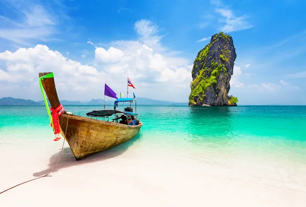 Thailandsk Tradisjonell Trebåt Vakker Sandstrand Øya Koh Poda Provinsen Krabi – stockfoto