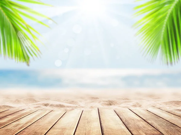青い海と白い砂浜のビーチの背景に木製のテーブルの上 バックグラウンド壁紙 — ストック写真