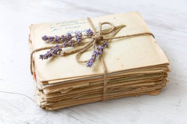 Eski harflerle, kağıtlarla ve fotoğraflarla donatılmış eski bir geçmiş. Geçmiş mektuplar ve zarflar. 