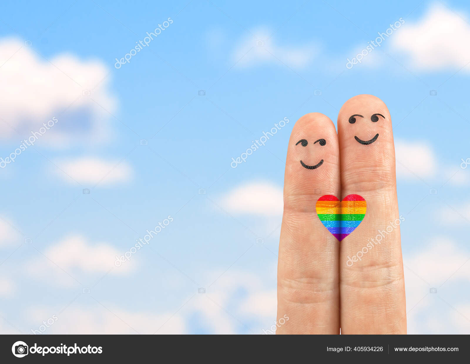 描かれた笑顔と2人のための1つの心を持つ愛の幸せなゲイのカップル 青い空の背景にlgbtの旗のように描かれた心を持つ2本のゲイの指 ストック写真 C Preto Perola 描かれた笑顔と2人のための1つの心を持つ愛の幸せなゲイのカップル 青い空の背景にlgbtの旗のように描かれた心を持つ2本のゲイの指 ストック写真 C Preto Perola