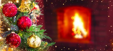 Yılbaşı ve yeni yıl tatili arkaplanında metnin için fotokopi alanı var. Kış yılbaşı süslemeleri, çelenk ışıkları, bayram festivali geçmişi.. 