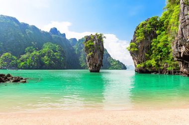 Tayland 'ın Phuket yakınlarındaki ünlü James Bond adası. Tayland 'ın Phang Nga Körfezi' ndeki James Bond adasının seyahat fotoğrafı.. 