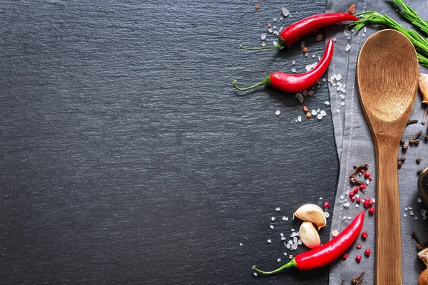 Mat Ingredienser Mörk Bakgrund Kryddor Vitlök Och Peppar Svart Bakgrund — Stockfoto