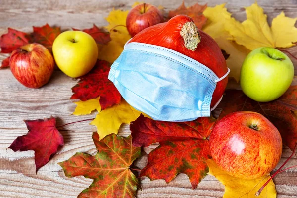 Uma Máscara Abóbora Outono Com Folhas Coloridas Saúde Conceito Higiene — Fotografia de Stock