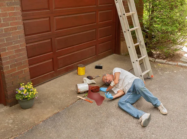 老人在粉刷房子时从梯子上掉下来 — 图库照片