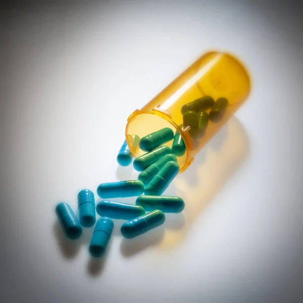 Antibiotika Pillen Aus Orangefarbener Pharmaflasche Geschüttet Stockbild