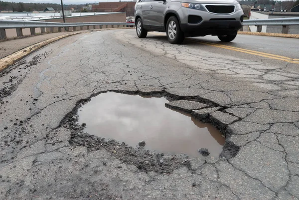 Pothole Ruchliwej Ulicy Podczas Wiosennego Rozmrażania — Zdjęcie stockowe