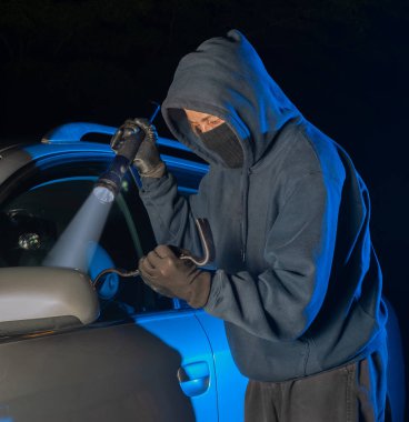 Hırsız ve hırsız araba kaçırmak veya içinde eşyalarını çalmak için çalışıyor