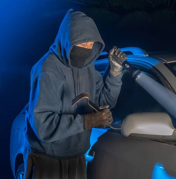 Hırsız Hırsız Araba Kaçırmak Veya Içinde Eşyalarını Çalmak Için Çalışıyor — Stok fotoğraf