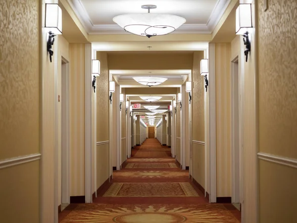 Hotelzimmer Langer Perspektivischer Korridorblick Mit Wenig Licht Stockbild