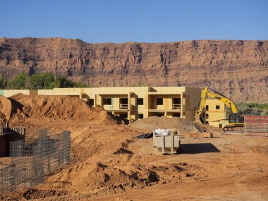 Mavi gökyüzü arka plan güneşli bir günde yapım aşamasında yeni apartman