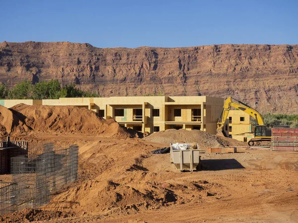 Nieuw Appartementencomplex Aanbouw Zonnige Dag Blauwe Hemel Achtergrond — Stockfoto