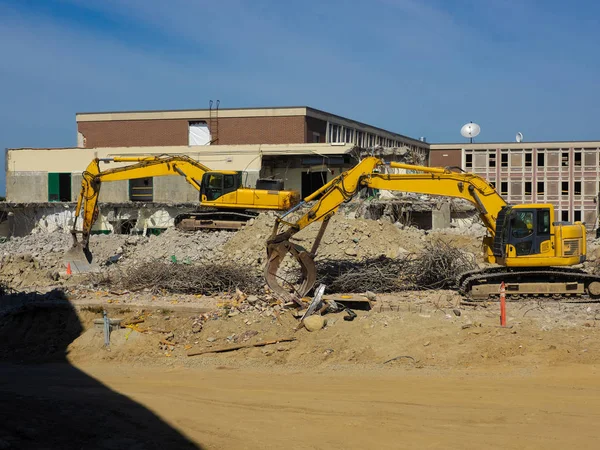 用铲子和推土机拆毁旧校舍 — 图库照片