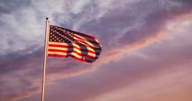 Amerika Birleşik Devletleri 'nde Amerikan Bayrağı Dalgalanması Bağımsızlığı Gösteriyor. Ulusal Vatanseverlik ve Bayrak Uçuşuyla Kutlama - 4k 30fps Video