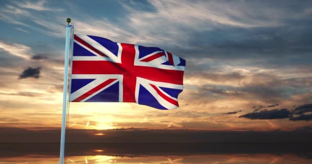 ブリティッシュ フラッグ ウェーブはユニオンジャック イギリスナショナル バナーを表示します フラグポール飛行の愛国的なお祝いのシンボル 30Fpsの4Kビデオ — ストック動画