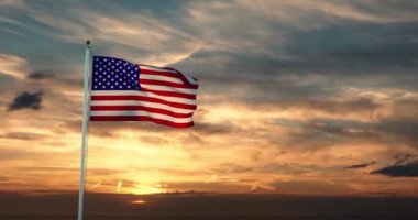 Usa Flag Flying in the United States of America Independence 'ı gösteriyor. Ulusal Vatanseverlik ve Bayrak Uçuşuyla Kutlama - 4k 30fps Video