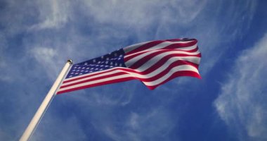 Usa Flag Flying in the United States of America Independence 'ı gösteriyor. Ulusal Vatanseverlik ve Bayrak Uçuşuyla Kutlama - 4k 30fps Video