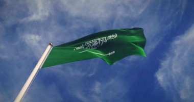 Suudi Arabistan Krallığı 'nda Suudi Arabistan bayrağı dalgalanıyor. Orta Doğu 'da Riyad' da Flying In Riyad - 4k 30fps Video