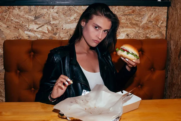 Belle Jeune Femme Dans Café Prête Manger Hamburger Publicité Pour Photo De Stock