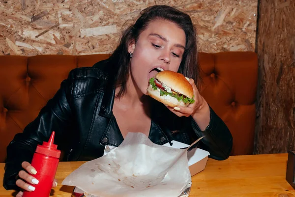 Belle Jeune Femme Dans Café Prête Manger Hamburger Publicité Pour Images De Stock Libres De Droits