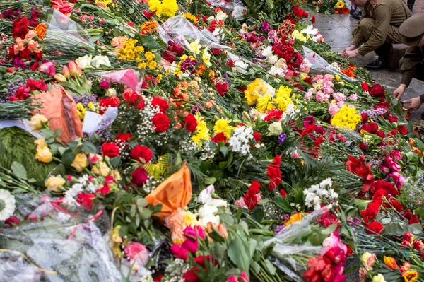 Colocando Flores Monumento Madre Patria Victoria Día Europa Parque Treptower —  Fotos de Stock