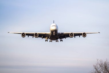 Havaalanına iniş için yaklaşan bir jet uçak önden görünümü