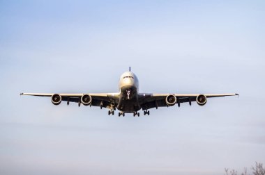 Havaalanına iniş için yaklaşan bir jet uçak önden görünümü