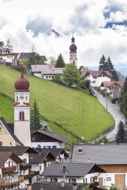 Çan kulelerinin dağ Köyü'nın Kilisesi South Tyrol, İtalya için görüntüleyin