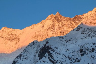Bir Saas-Fee İsviçre karla kaplı dağlar