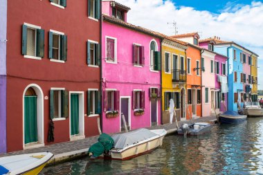 Renkli evler Burano Adası yakınlarında Venedik, İtalya